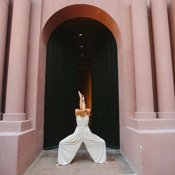 mujer haciendo yoga