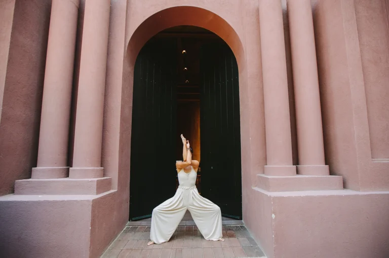 mujer haciendo yoga