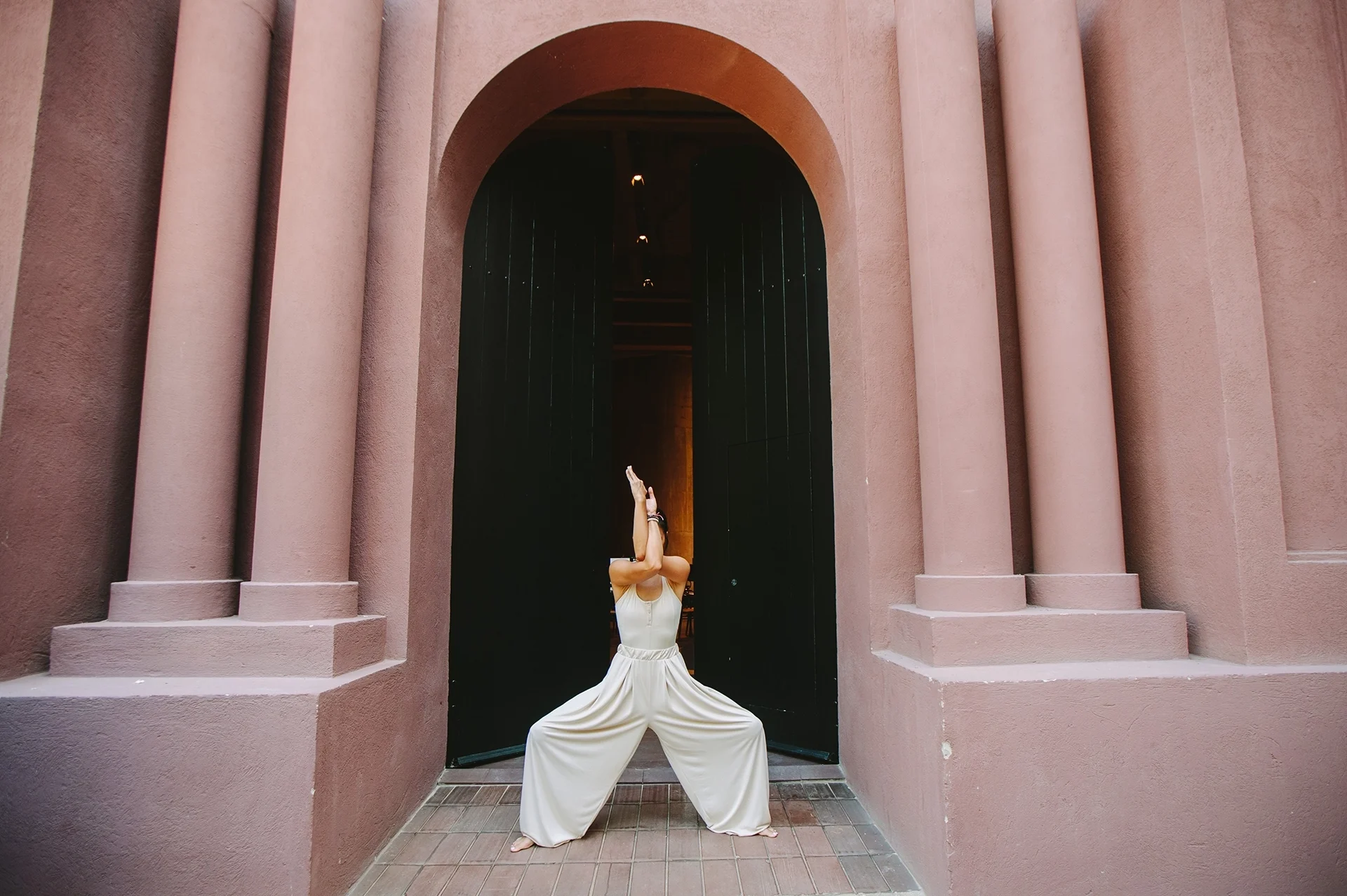 mujer haciendo yoga