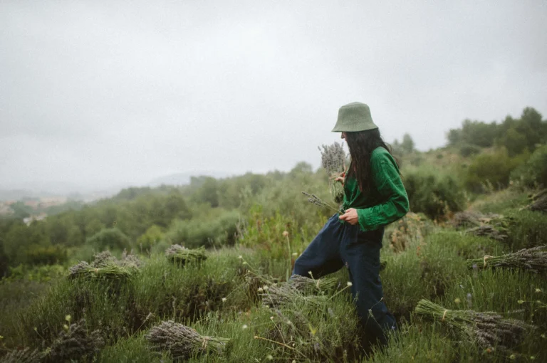 mujer recogiendo lavanda