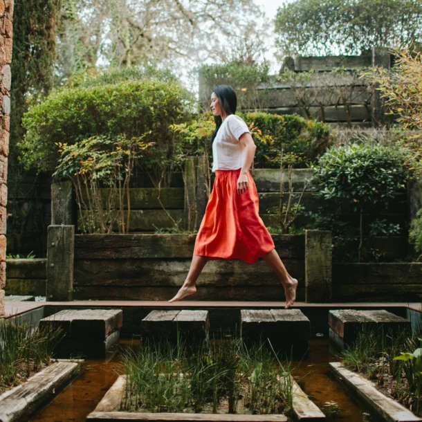 mujer caminando zen