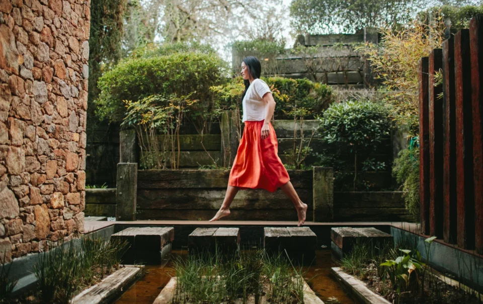mujer caminando zen