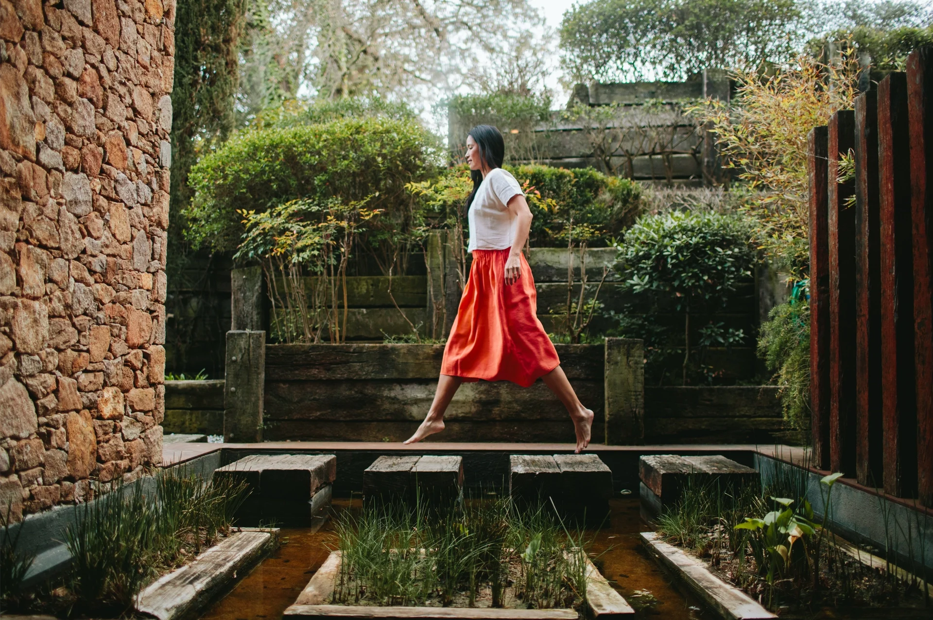 mujer caminando zen