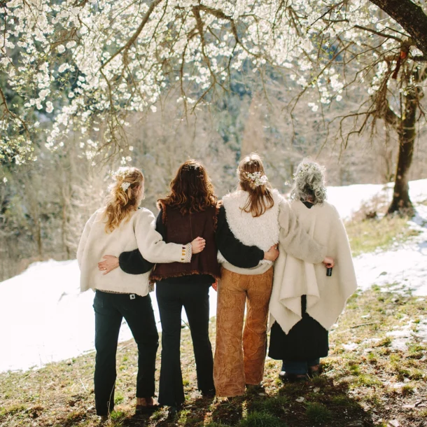 4 mujeres de espalda
