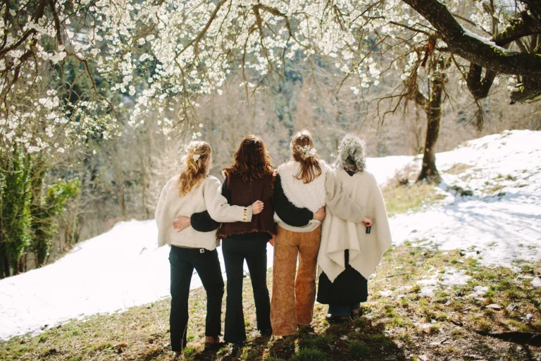 4 mujeres de espalda