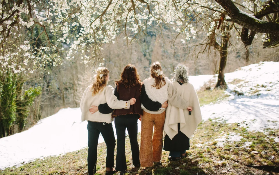 4 mujeres de espalda