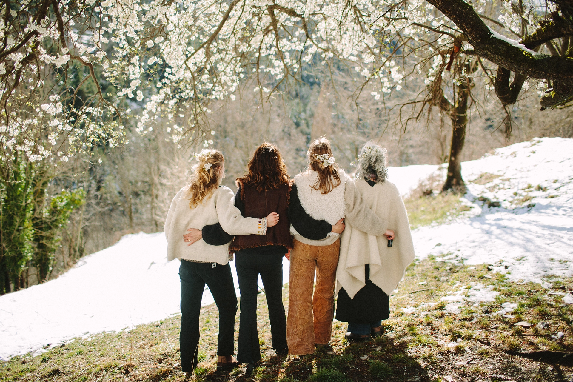 4 mujeres de espalda