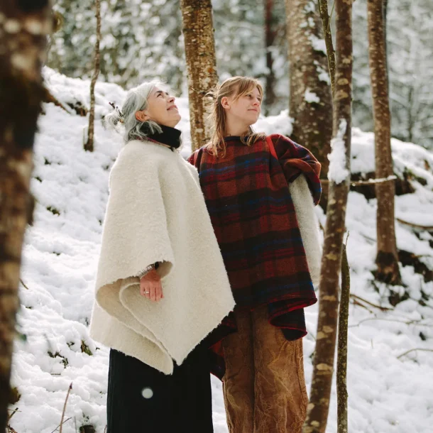 dos mujeres mirando en la nieve