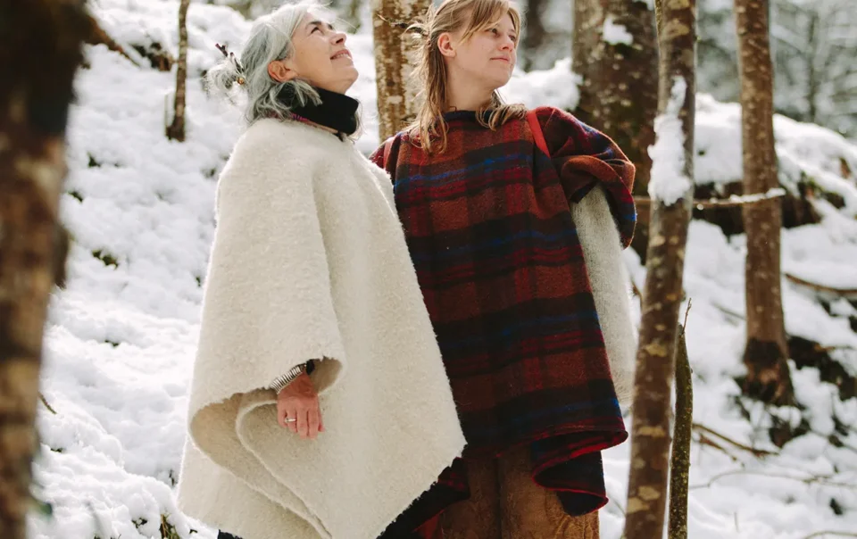 dos mujeres mirando en la nieve