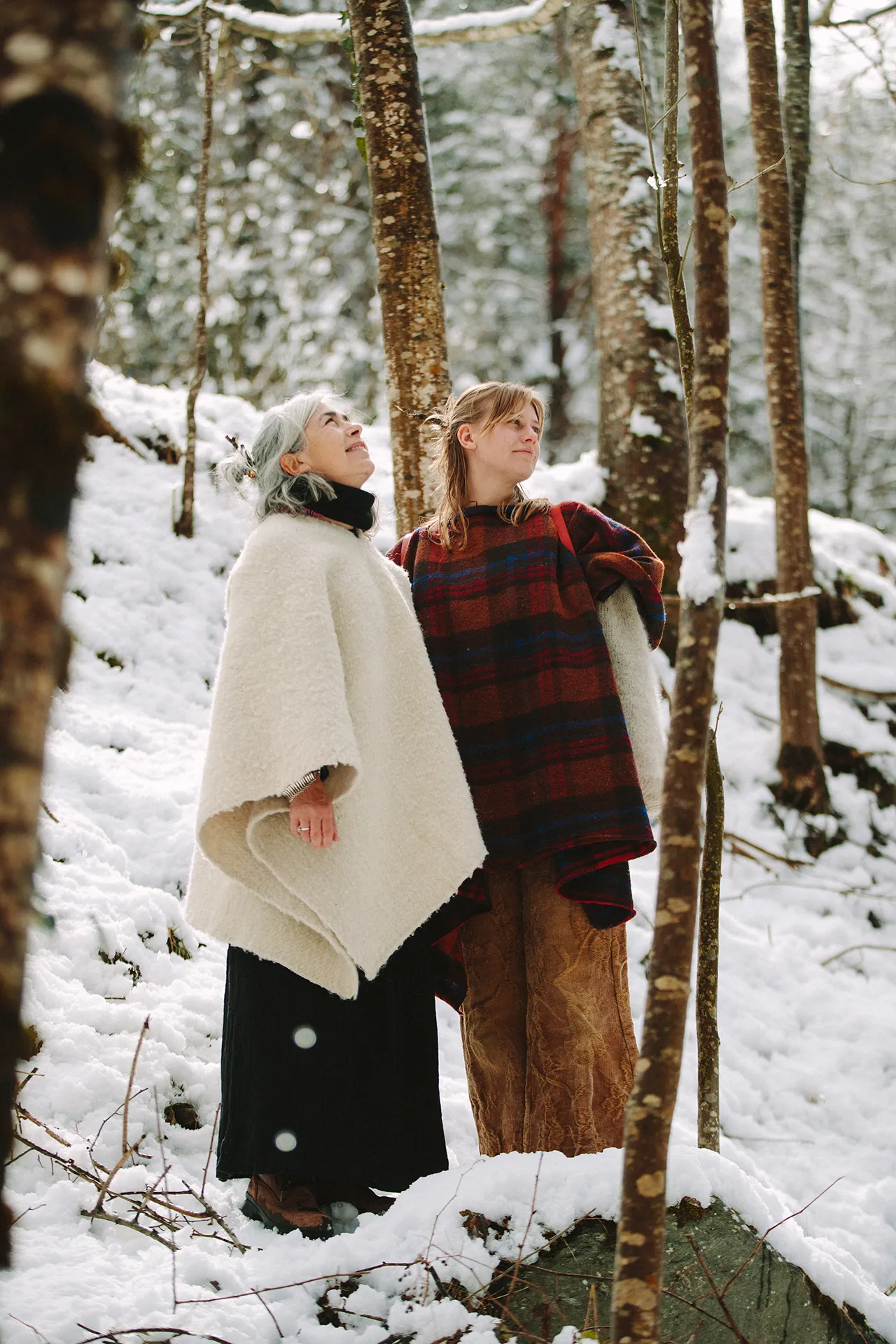 dos mujeres mirando en la nieve
